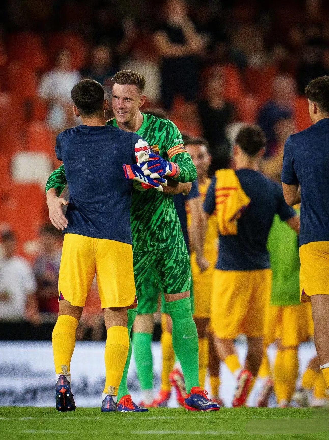 荷兰险胜英格兰，梅西扛起全队