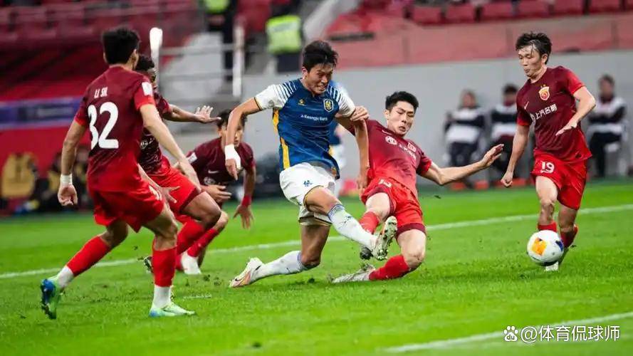 紧张气氛四溢，欧预赛赛场热血沸腾！