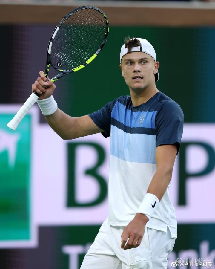 意大利网球队力克日本网球队,西西帕斯统治全场 意大利网球队力克日本网球队,西西帕斯统治全场