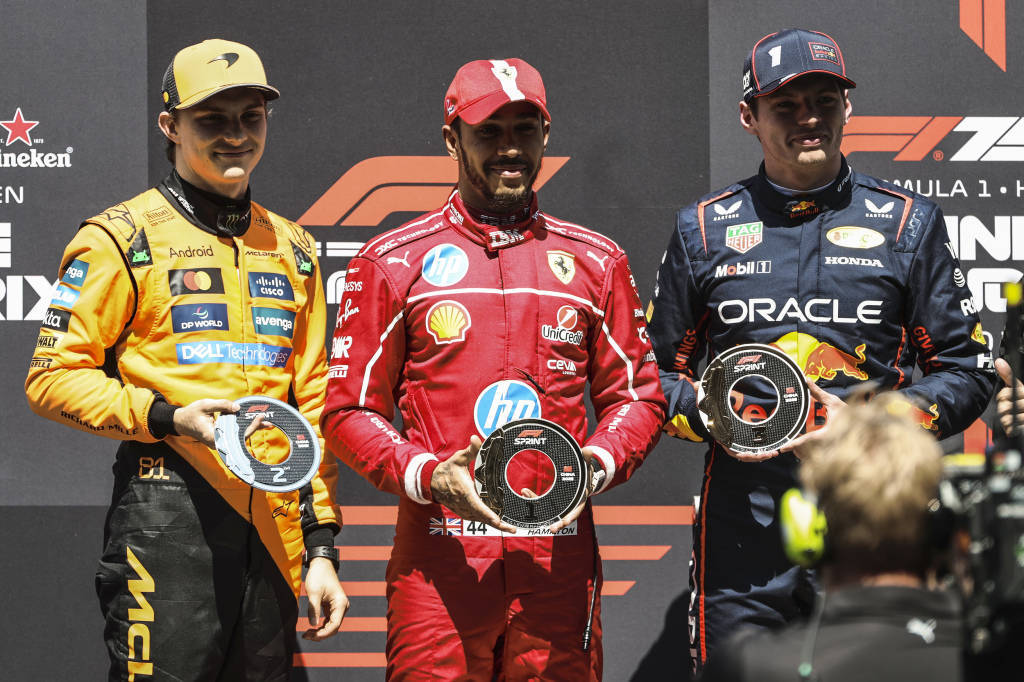 阿斯顿马丁碾压索伯车队，汉密尔顿带队取胜