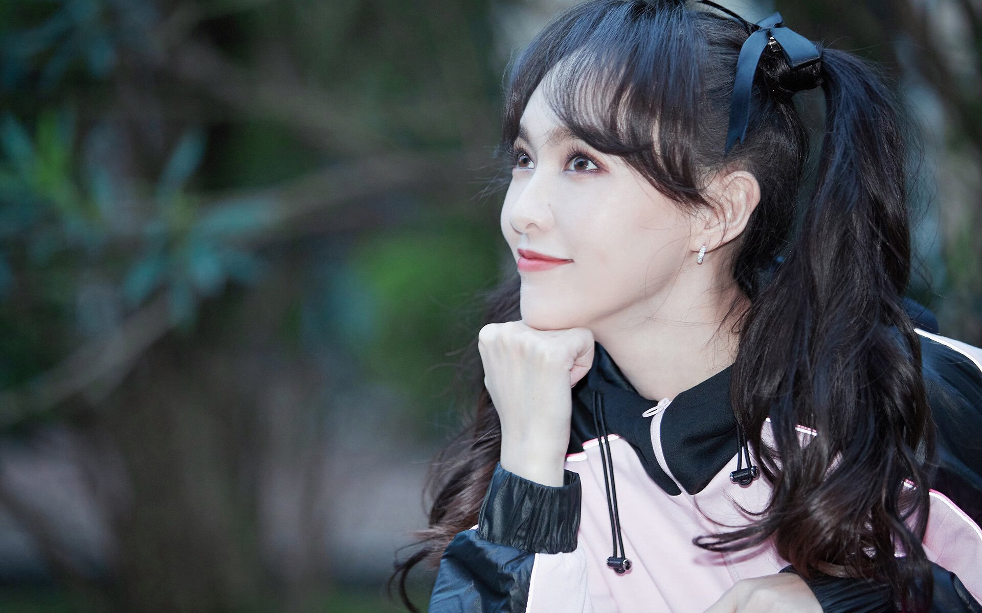 跨界狂飙，当波兰足球狂胜威尔士，本泽马却在F1赛道接管年度争冠