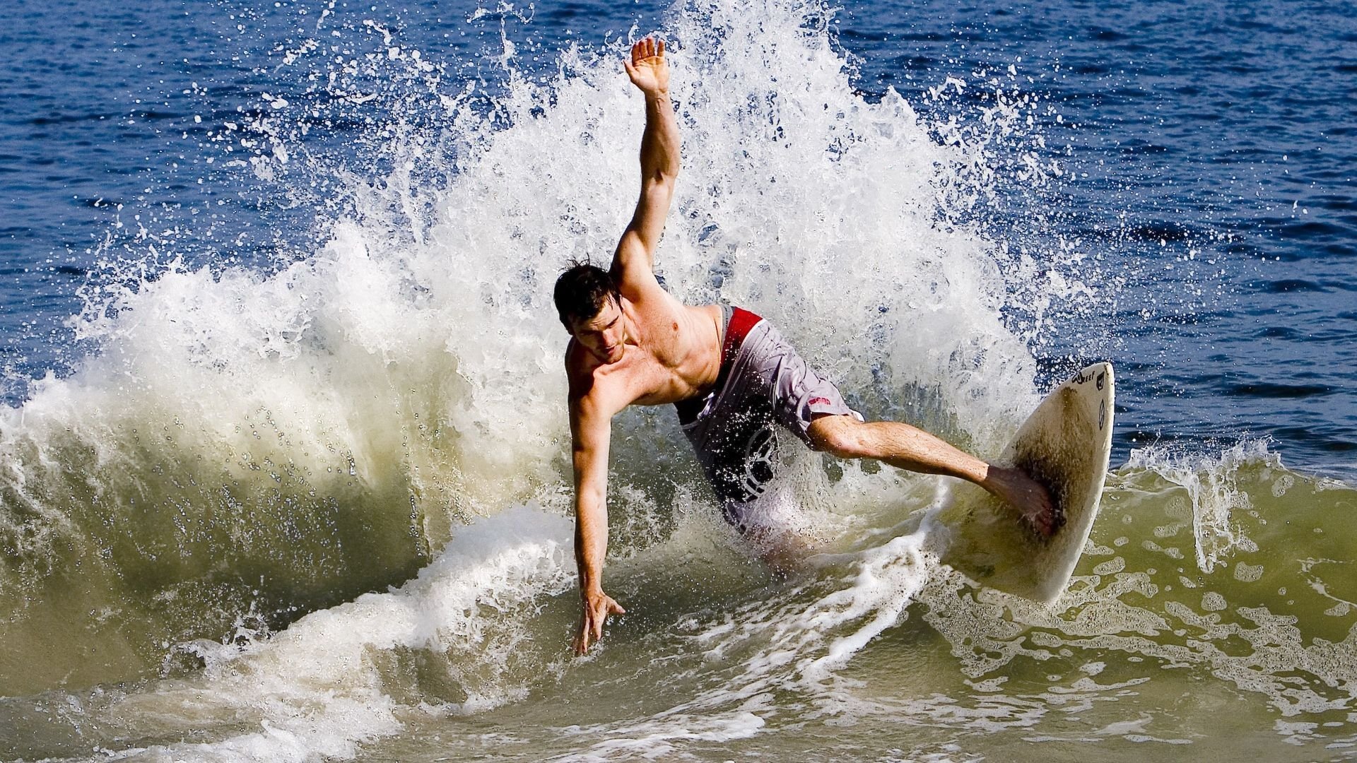 当非洲雄狮撕碎黄黑之墙，三笘薰在欧冠之夜书写亚洲新传说